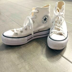 White Chuck Taylor platform converse women shoes. Size 6! Worn once. Like new